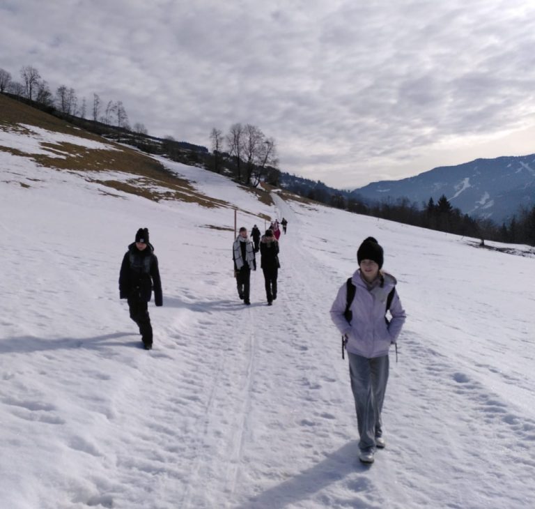 Schülergruppe bei Winterwanderung