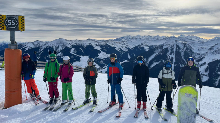 Schülergruppe beim alpinen Schkifahren