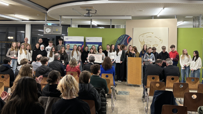 Schülerinnen und Schüler bei der Preisverleihung