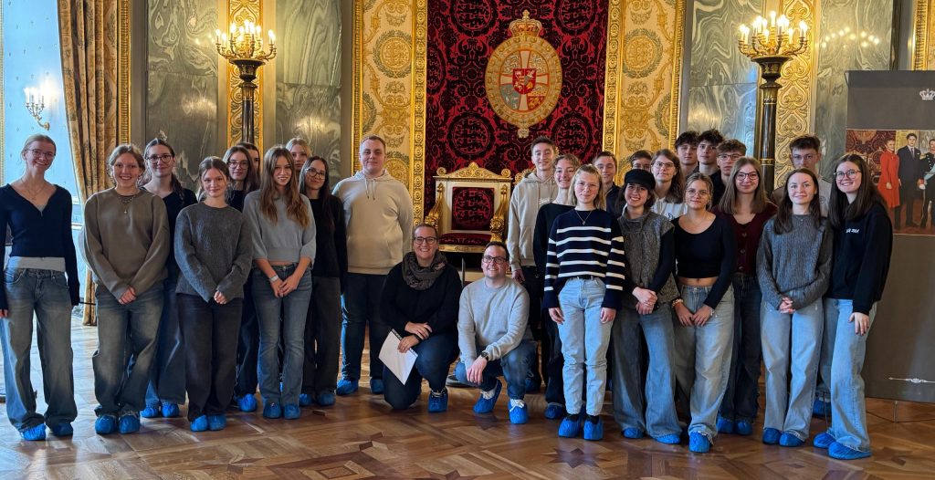 Schülerinnen und Schüler mit ihren Lehrkräften besichtigen einen Thronsaal