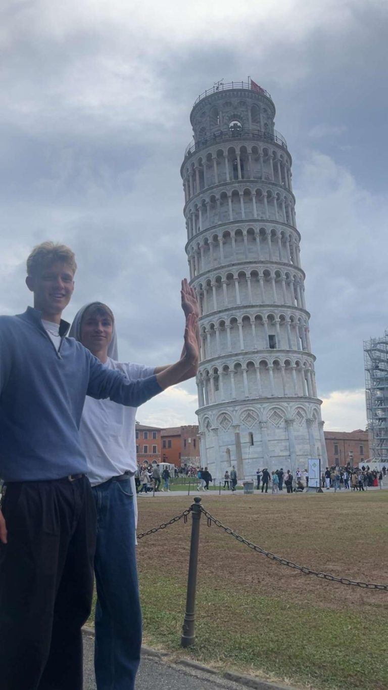 Schülerin und Schüler vor dem Turm von Pisa