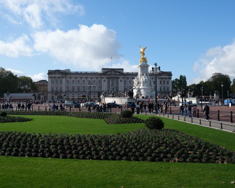Buckingham Palace in London bei schönem Wetter