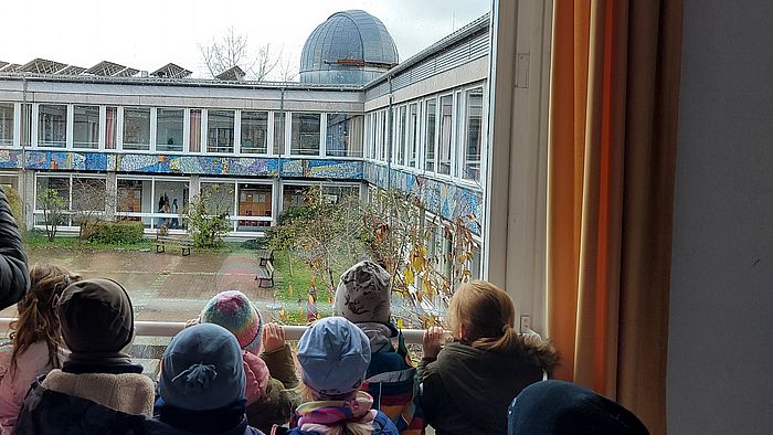 Kindergartenkinder mit Blick auf die Sternwarte