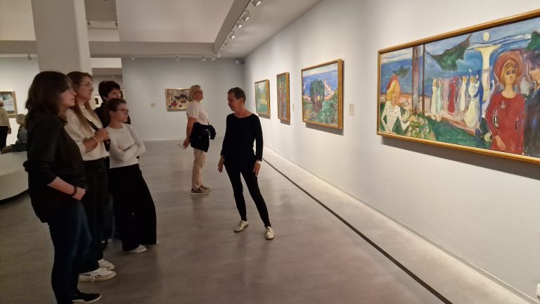 Schülerinnen und Schüler in einer Ausstellung