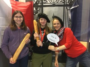 Lehrerin und zwei Schülerinnen am Deutsch-französischen Tag