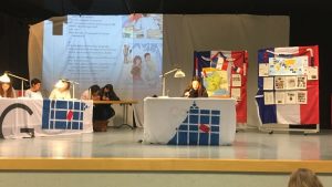 Schülerin beim Vorlesewettbewerb Französisch auf der Bühne des Forums