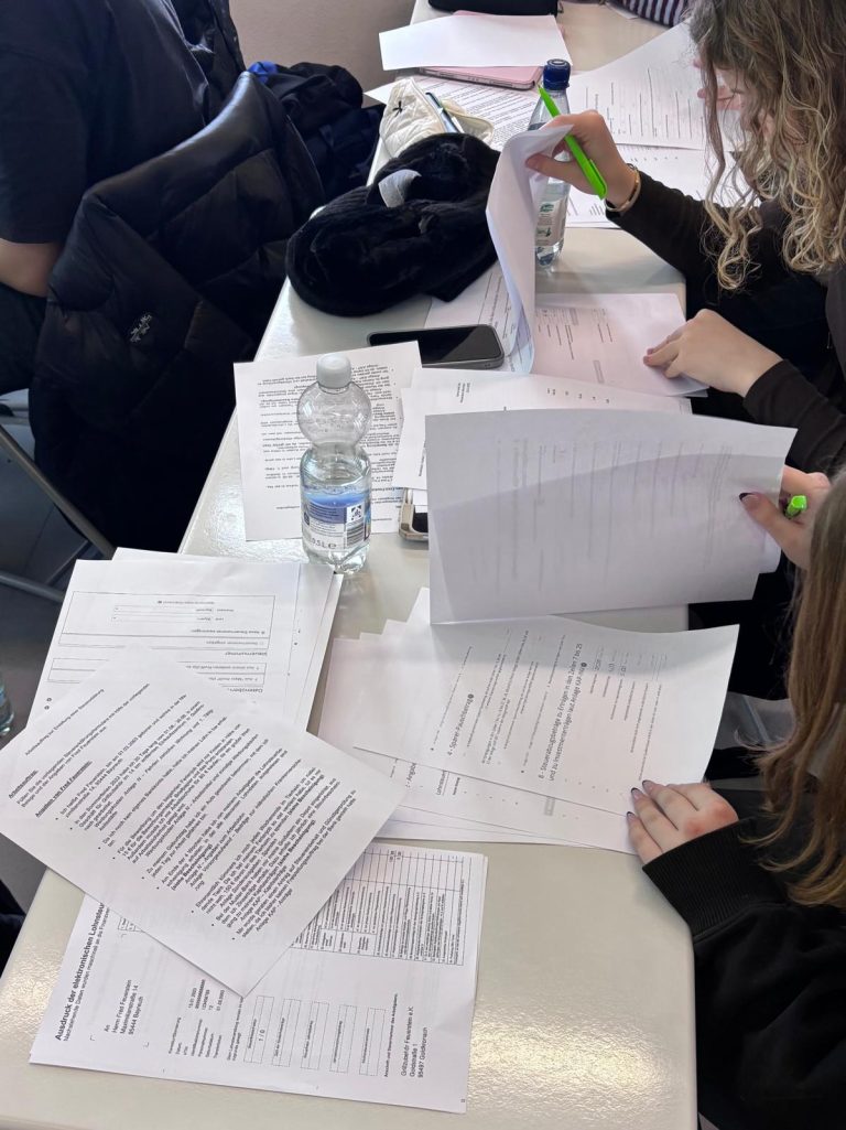 Schülerinnen sichten und bearbeiten Dokumente