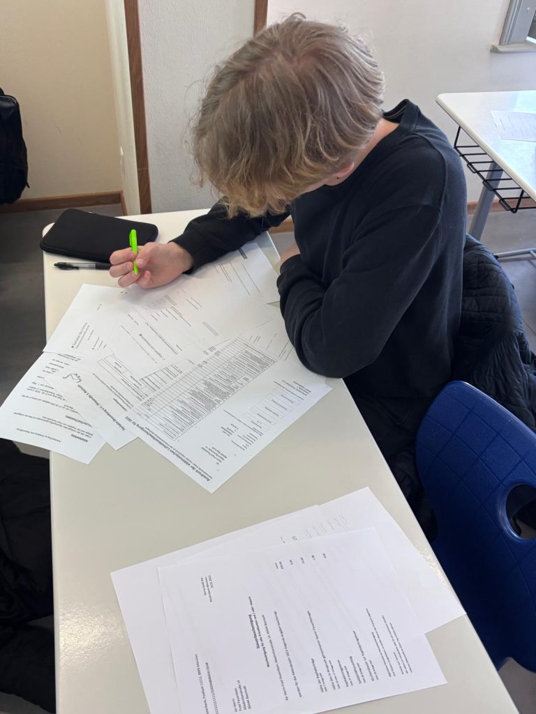 Schüler sichtet und bearbeitet Dokumente