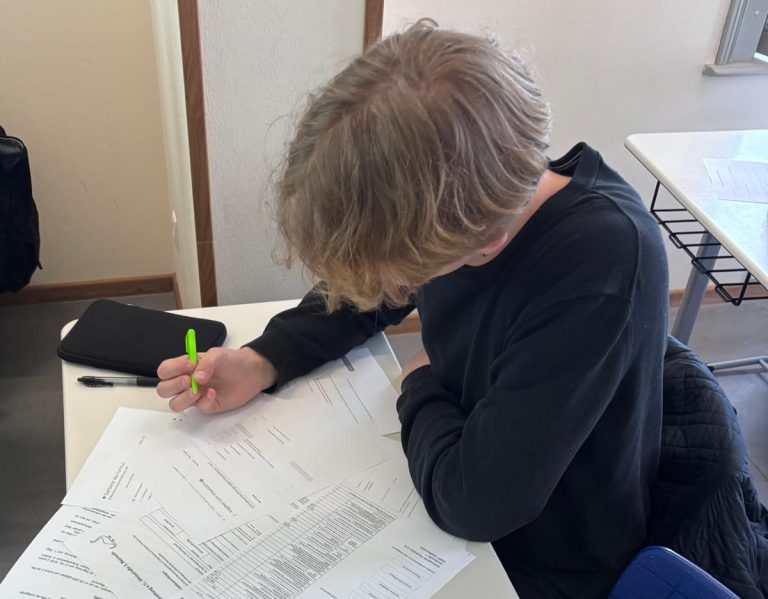 Schüler sichtet und bearbeitet Dokumente