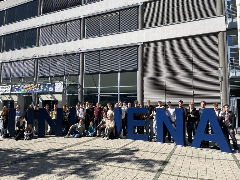 Schülergruppe vor dem Veranstaltungsgebäude