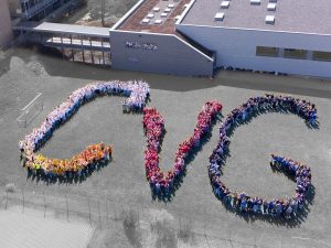 Drohnenaufnahme aller Schülerinnen, Schüler und Lehrkräfte