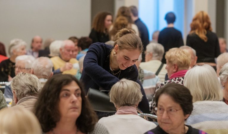 Schülerin schenk Kaffee bei der Seniorenweihnacht aus