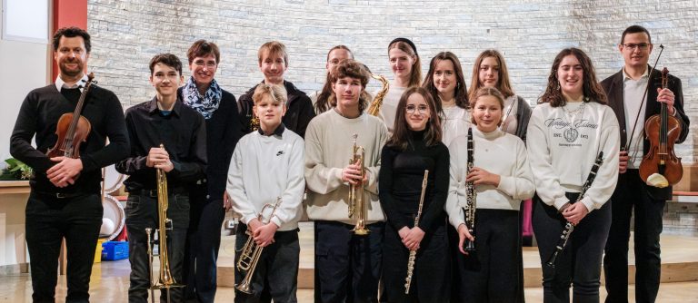 Schülerinnen und Schüler mit Blas- und Streichinstrumenten