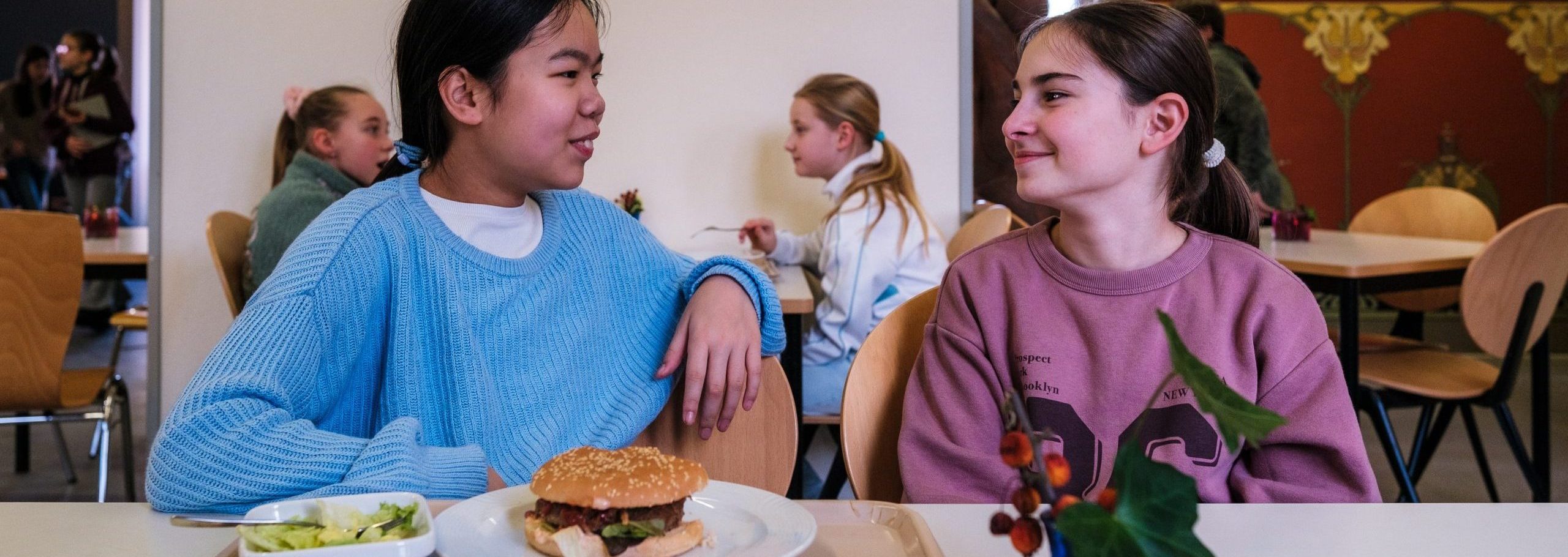 Zwei Schülerinnen beim Mittagessen in der Mensa