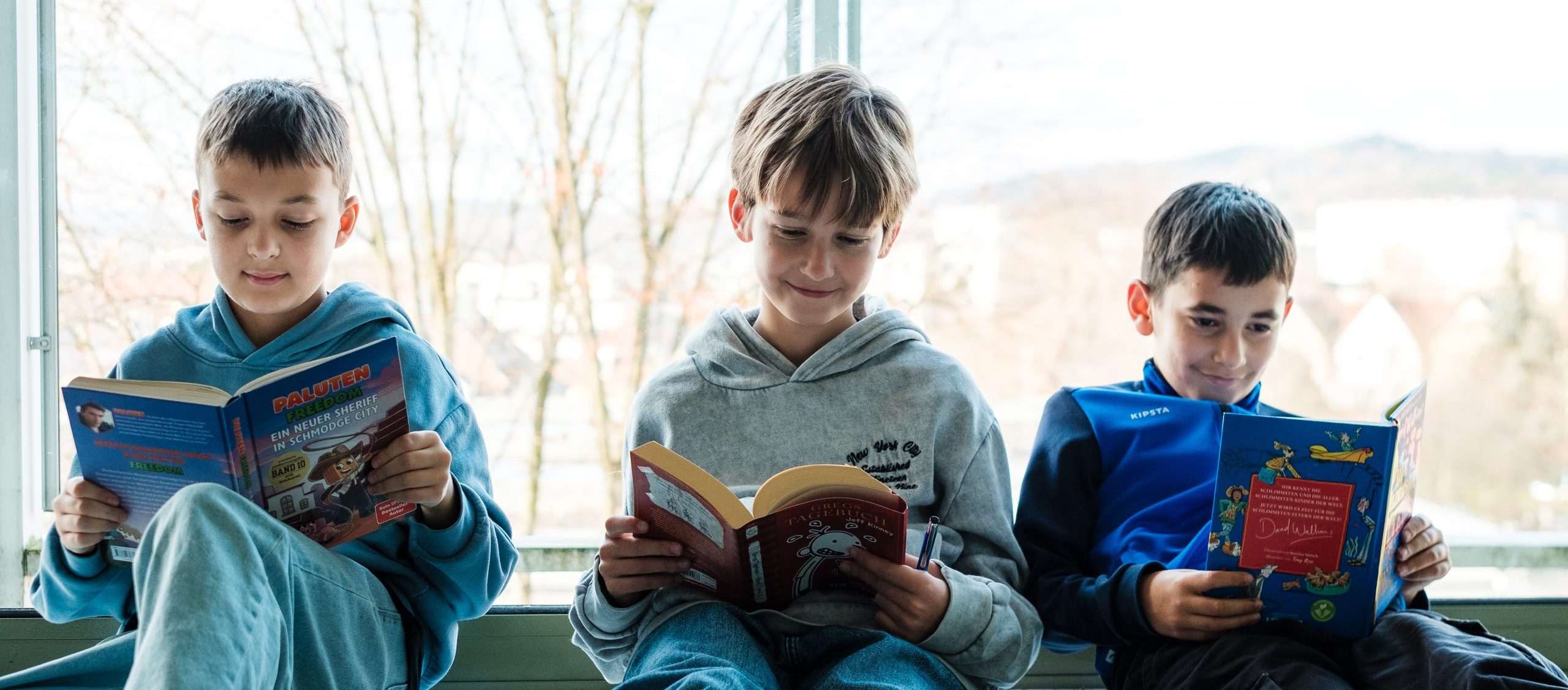 Schüler lesen Bücher