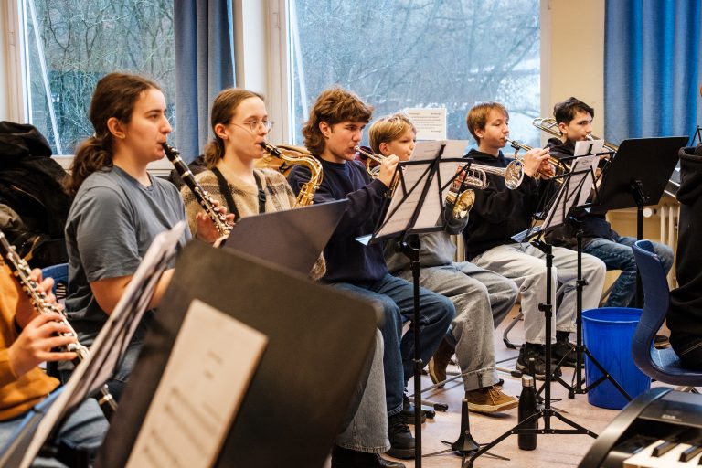 Schülerinnen und Schüler spielen Blasinstrumente