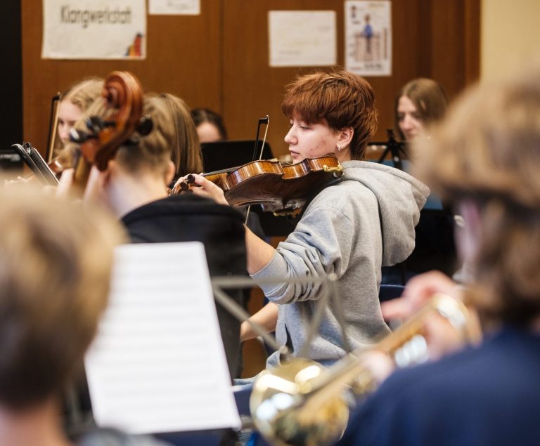 Schülerin spielt Violine