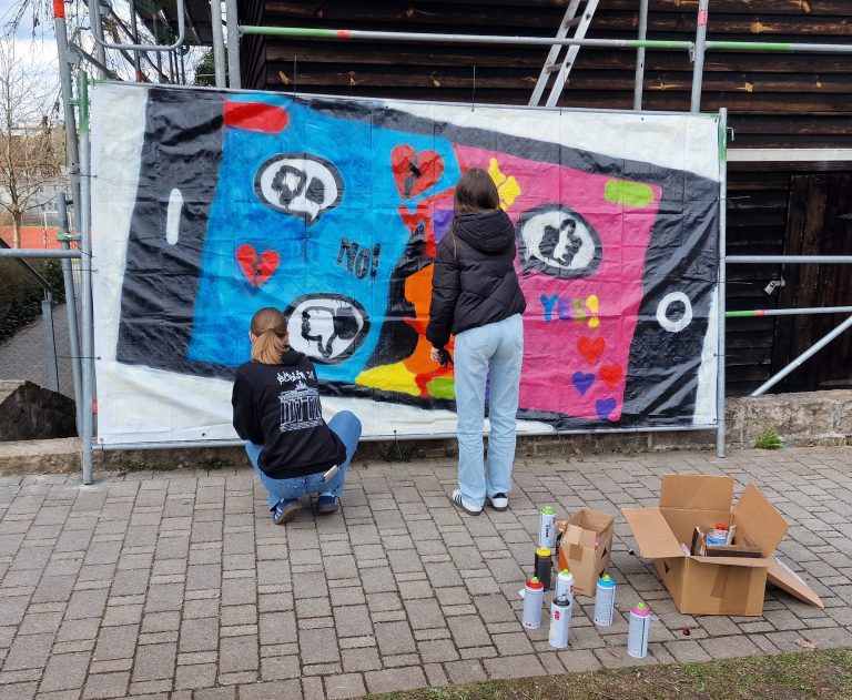 Schülerinnen vor Graffiti