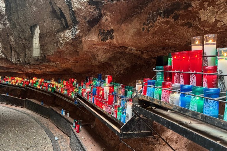 Kerzen in einer Felsspalte