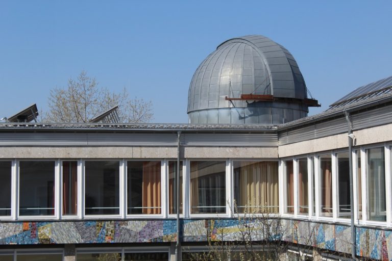 Außenansicht der Sternwarte der Schule