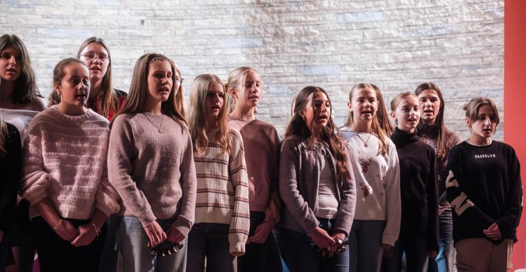 Schülerinnen des Schülerchors singen beim Adventskonzert