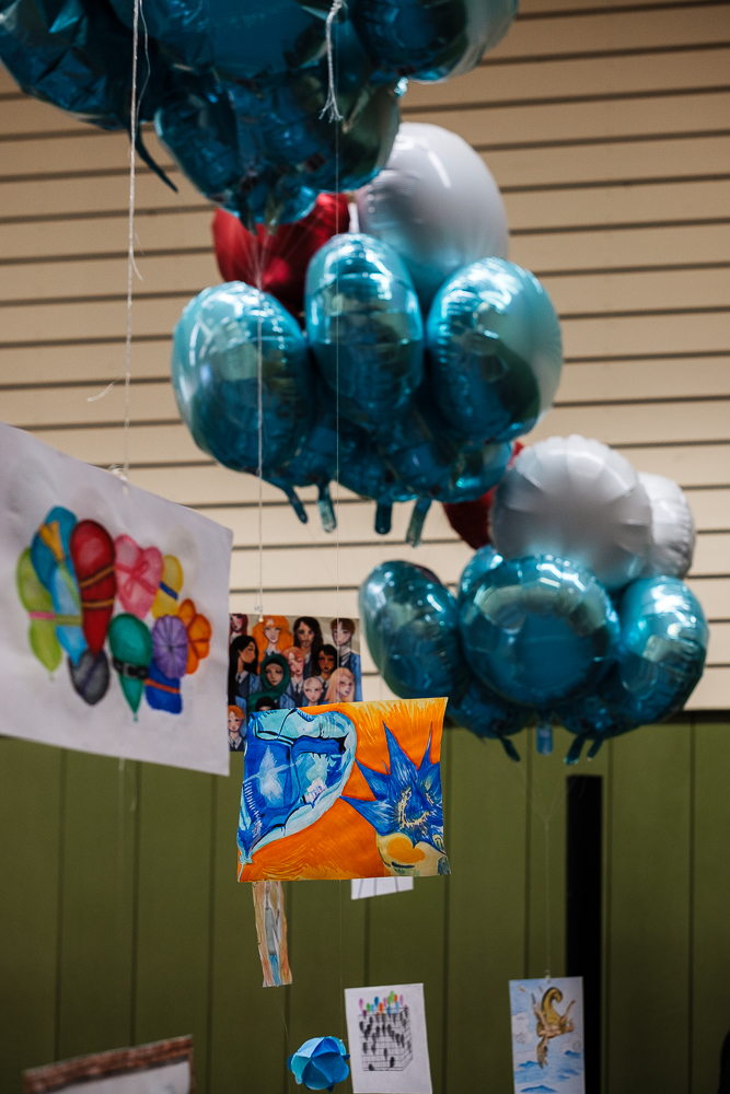 Luftballons und von Schülerinnen und Schülern gemalte Bilder als Dekoration bei der Amtseinführung