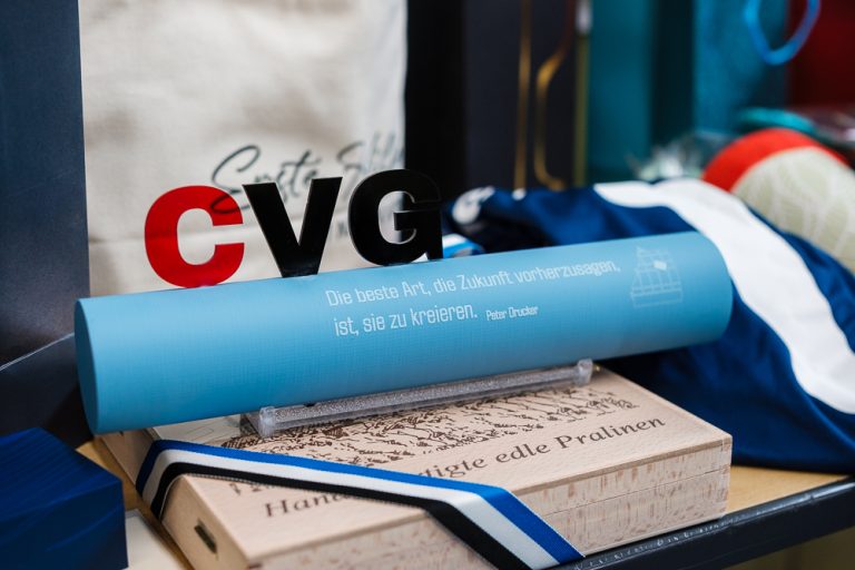 CVG-Staffelstab als Geschenk für den neuen Schulleiter