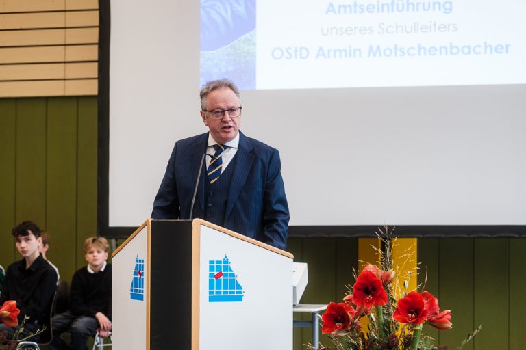 Ministerialbeauftragter spricht bei Amtseinführung des neuen Schulleiters