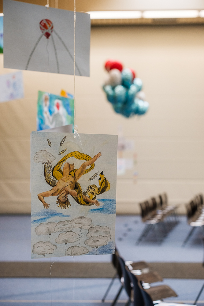 Luftballons und von Schülerinnen und Schülern gemalte Bilder als Dekoration bei der Amtseinführung