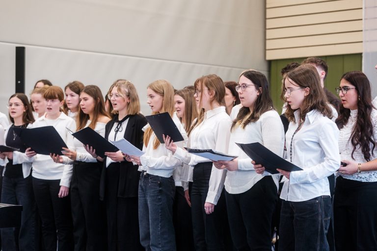 Schulchor singt bei Amtseinführung des neuen Schulleiters