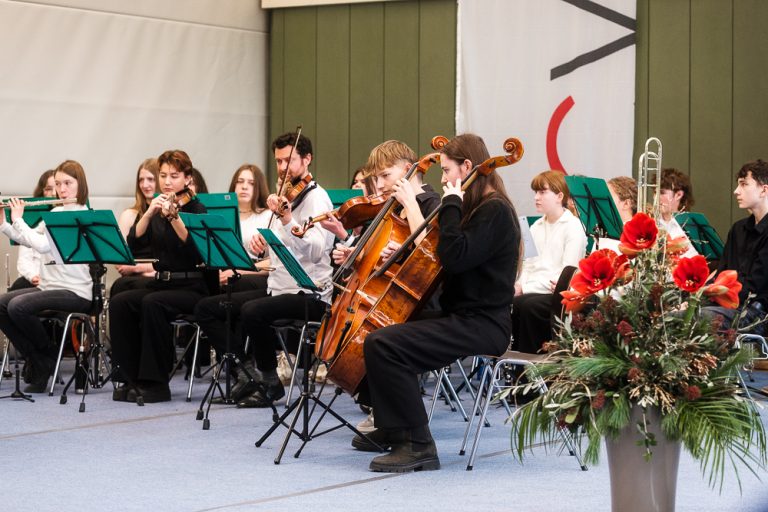 Schulorchester spielt bei Amtseinführung des neuen Schulleiters