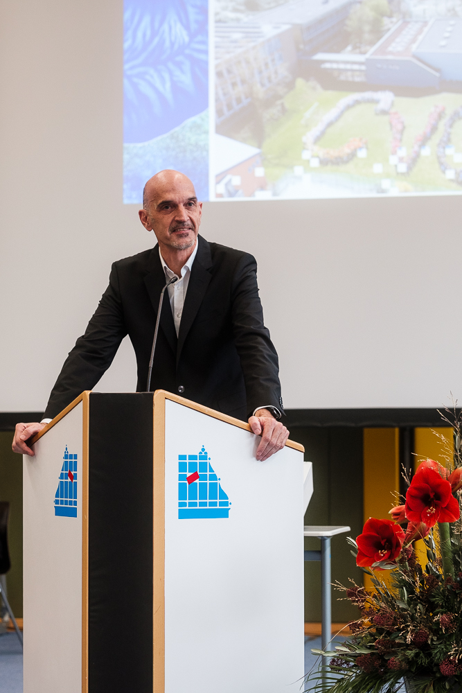 Personalratsvorsitzender spricht bei Amtseinführung des neuen Schulleiters