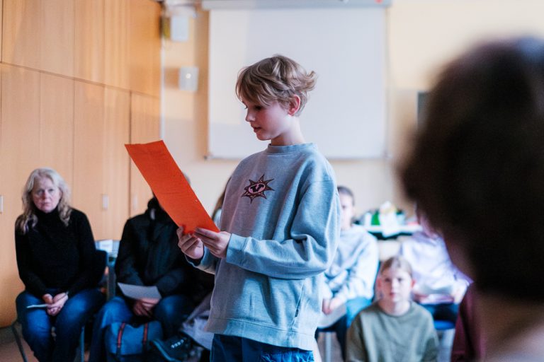 Schüler trägt Text bei der Adventsandacht vor