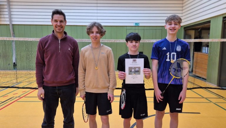 Sportlehrer und Schüler mit Urkunde am Ende von Jugend trainiert für Olympia