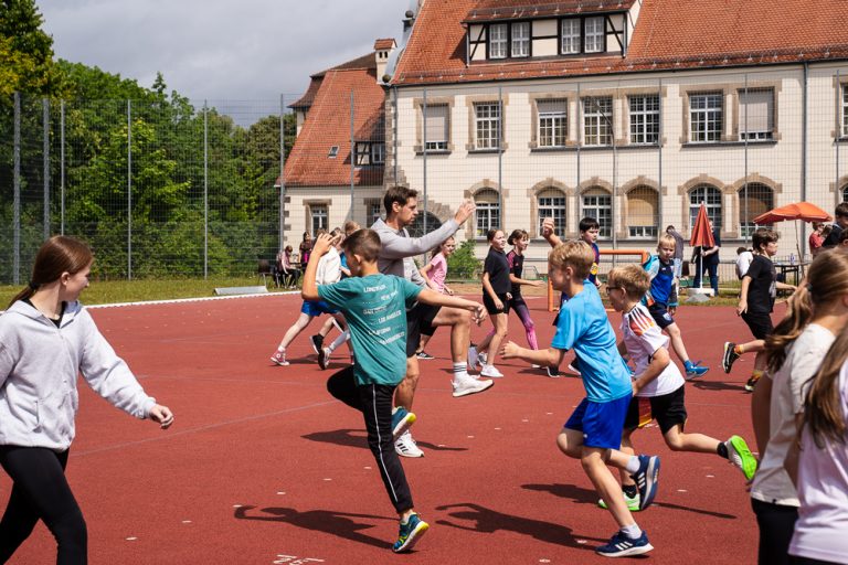 Schülergruppe beim Aufwärmen zu den Bundesjungenspielen