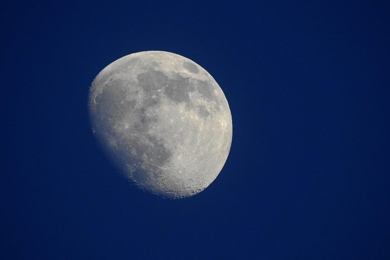 Mond vor dunkelblauem Himmel