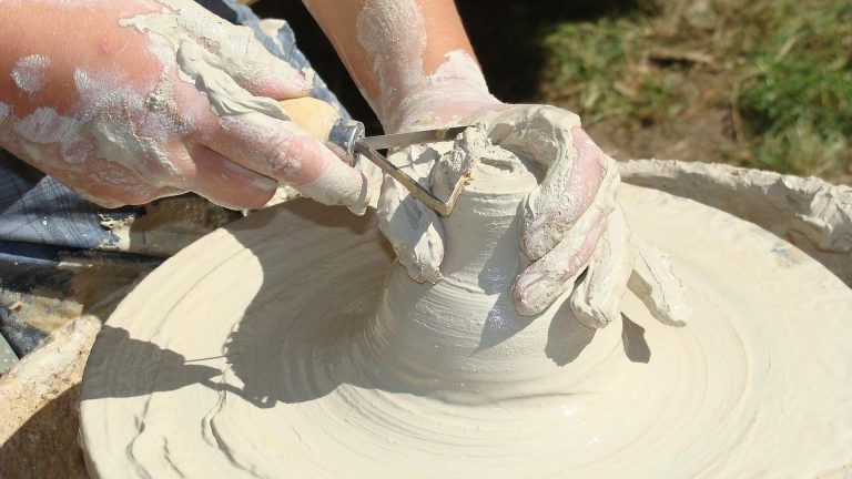 Nahaufnahme von Händen beim Töpfern