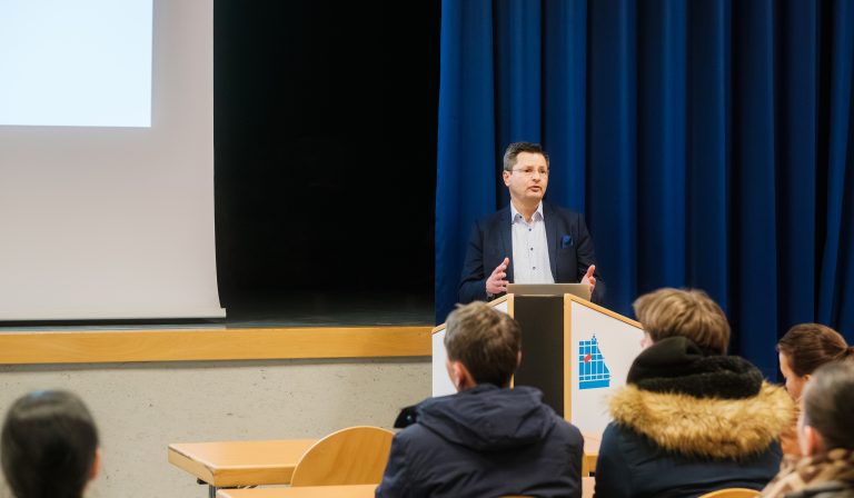 Der Schulleiter redet vor Gästen