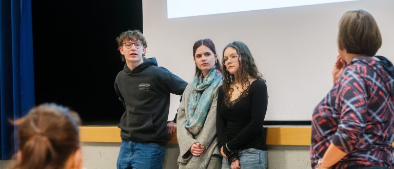 Schülerinnen und Schüler beantworten Fragen über die Einführungsklasse