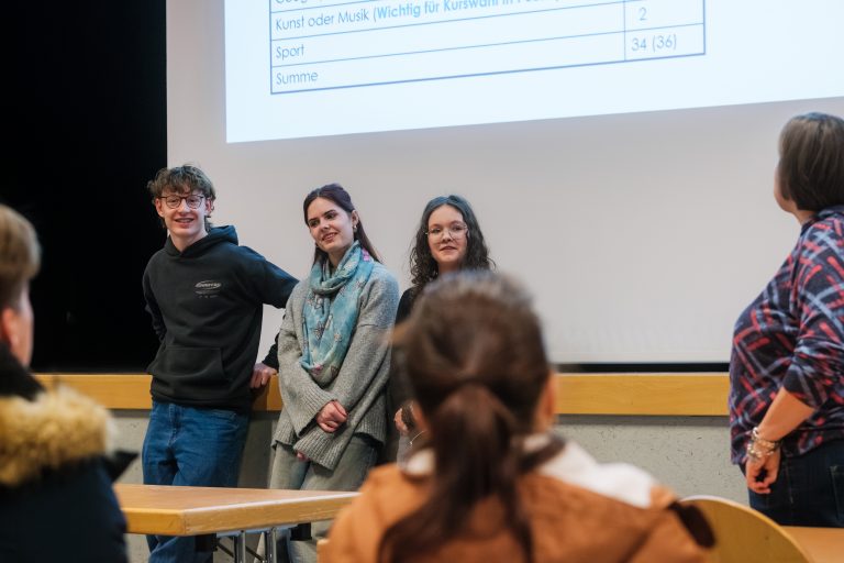 Schülerinnen und Schüler beantworten Fragen zur Einführungsklasse