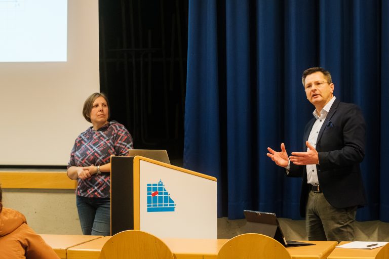 Der Schulleiter und die Beratungslehrkraft informieren über die Einführungsklasse