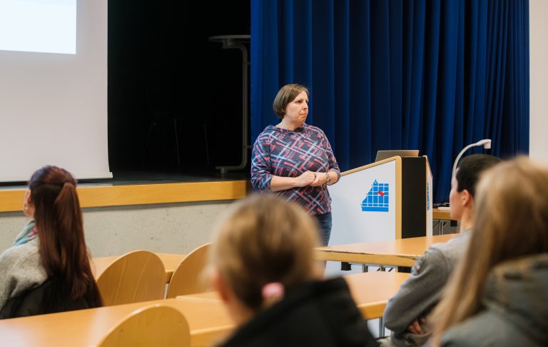 Die Beratungslehrkraft informiert über die Einführungsklasse