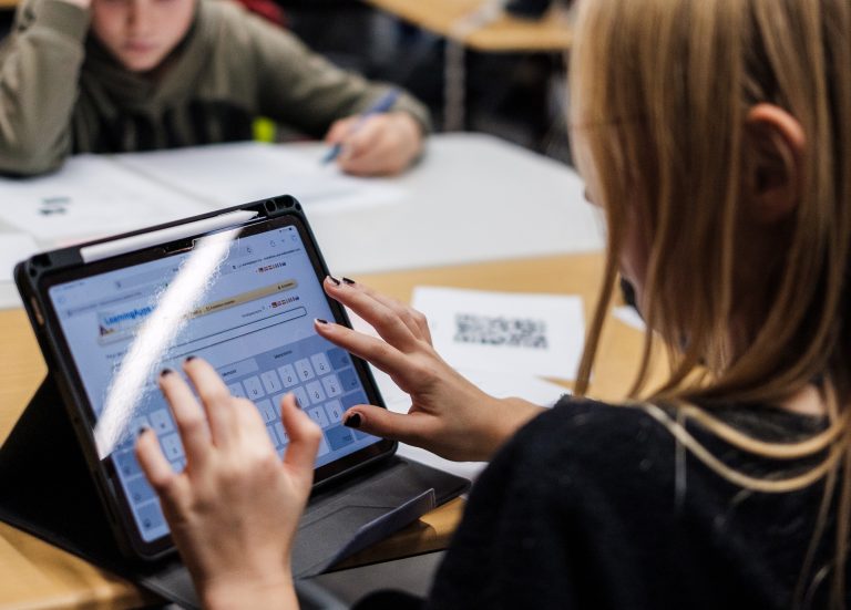 Schülerin tippt auf iPad