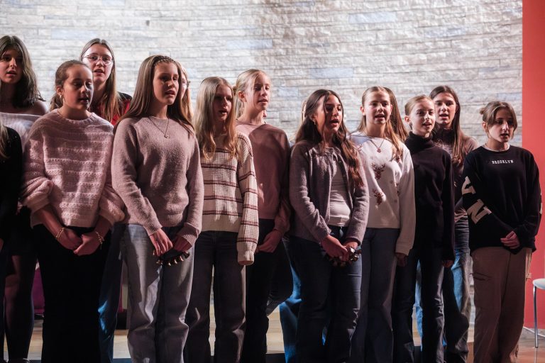 Schülerinnen und Schüler des Schulchors treten beim Adventskonzert auf