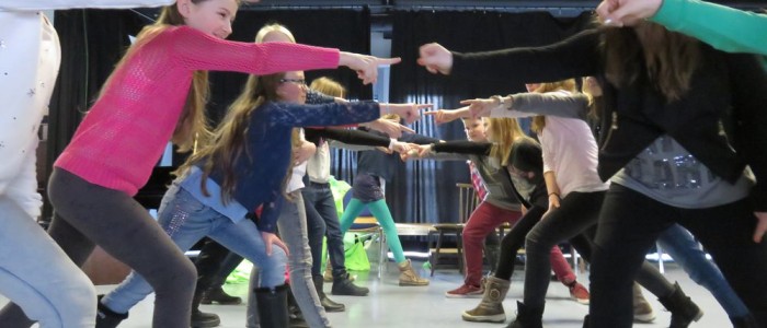 Schülergruppe bei einer Probe der Theaterklasse