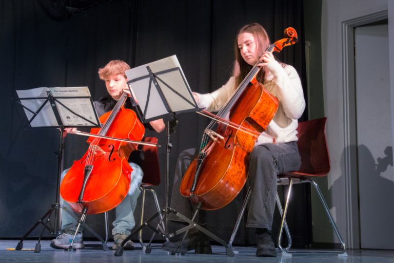 Cello spielende Schülerinnen und Schüler