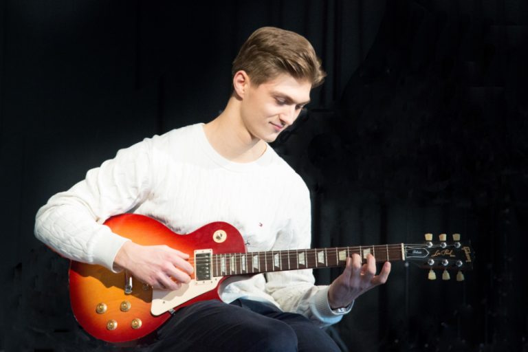 Schüler mit Gitarre