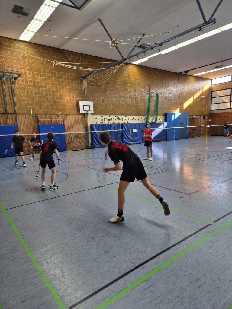 Schüler spielen Badminton in Turnhalle