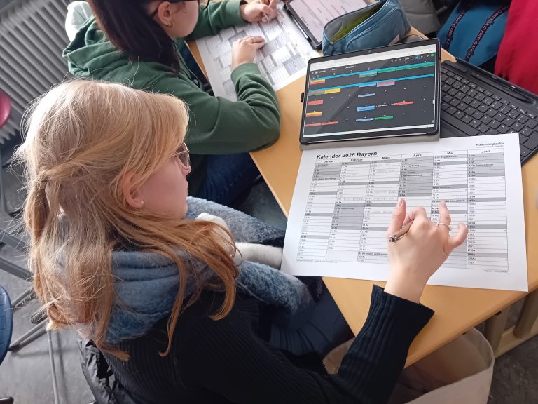 Schülerin trägt Termine in Terminplan ein; Terminübersicht auf iPad und iPad