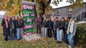 Schülergruppe bei einer Religionsexkursion